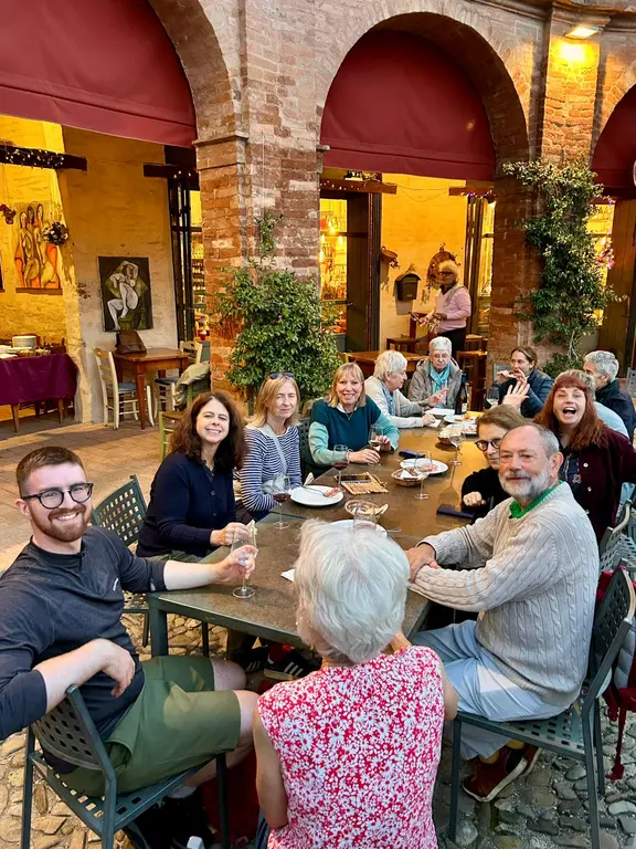 Apéritif à Bagnara di Romagna, en Italie, en 2025.