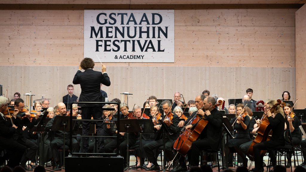 Das Menuhin Festival Amateur Orchestra (MFAO) beim Konzertauftritt 2025 auf der Bühne des grossen Festivalzelts in Gstaad.