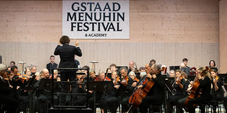 Le Menuhin Festival Amateur Orchestra lors d'un concert en 2025 sur la scène de la grande tente du festival à Gstaad.