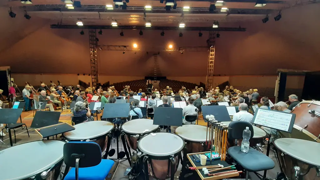 La vue impressionnante qu'offre la place d'un percussionniste sur l'orchestre et l'immense tente du festival de Gstaad.