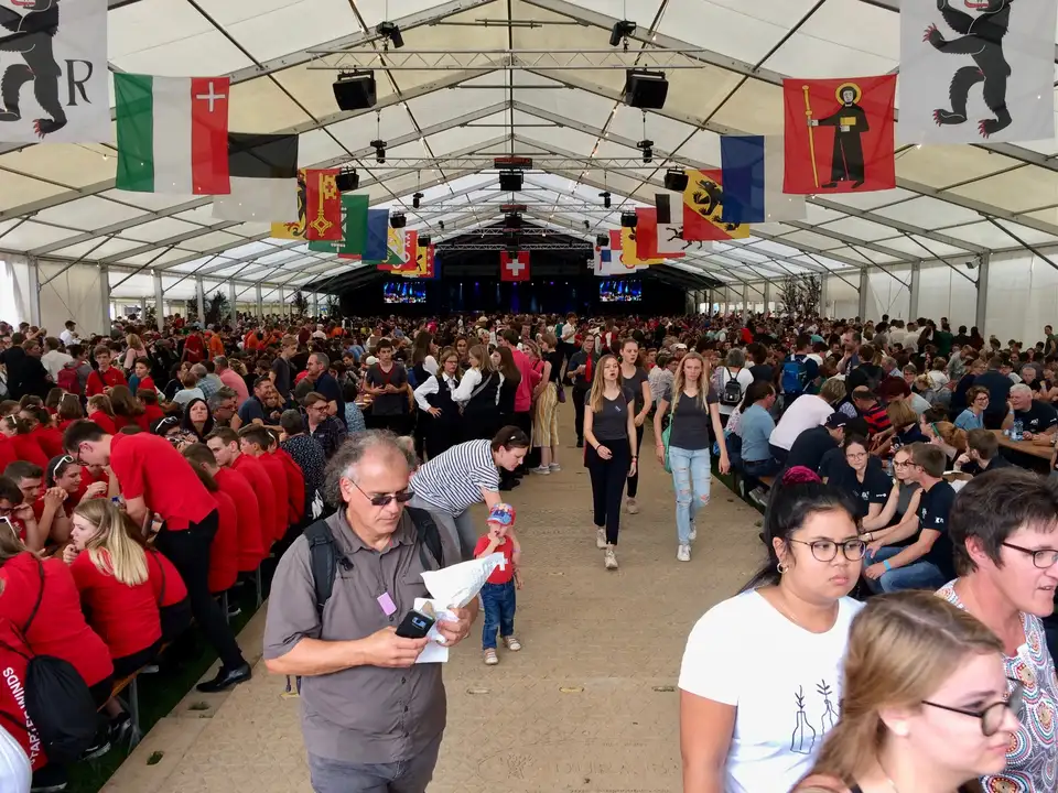 [Translate to French:] Blick ins grosse Festzelt am Schweizer Jugendmusikfest 2019 in Burgdorf.
