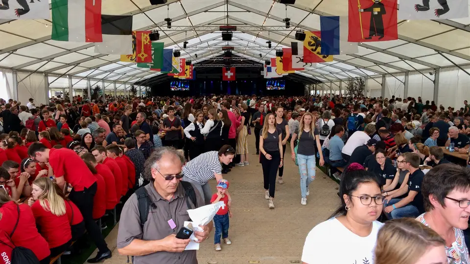 Blick ins grosse Festzelt am Schweizer Jugendmusikfest 2019 in Burgdorf.