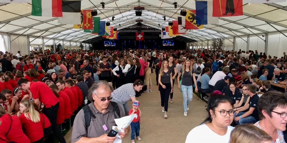 Blick ins grosse Festzelt am Schweizer Jugendmusikfest 2019 in Burgdorf.
