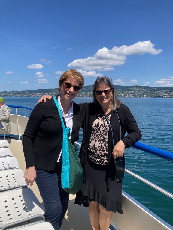 Lena Ruoss und Bernadette Wiederkehr, hier auf dem Zürichsee anlässlich des Vorstandsausfluges nach der DV in Rapperswil, traten per DV 2026 aus dem EOV-Vorstand zurück.