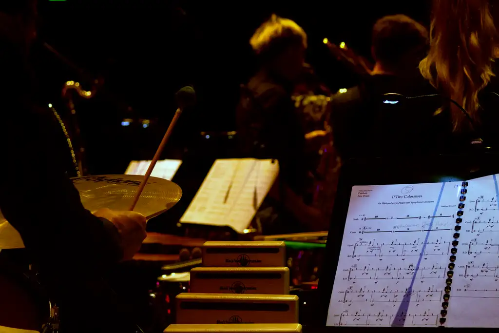 «The Big Wig» verlangt eine riesige und für klassische Orchester ungewohnte Besetzung – es waren allein schon acht Perkussionist:innen auf der Bühne des KKThun erforderlich.