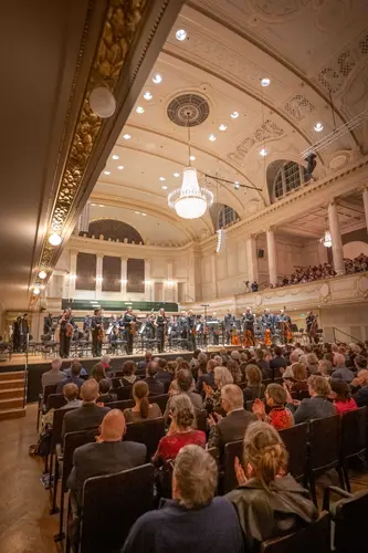 Das Berner Musikkollegium und drei Chöre bei der Aufführung von «The Armed Man» im März 2026 im Kulturcasino Bern.
