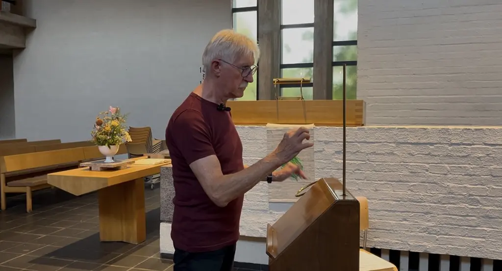 Theremin-Solist Wieslaw Pipczynski an seinem Instrument: Die Tonerzeugung erfolgt kontaktlos mittels zwei Antennen. Während die rechte Hand die Tonhöhe definiert, steuert die linke Hand die Lautstärke. Das um 1920 in Russland entwickelte und nach seinem Erfinder benannte Theremin gilt als Vorläufer des Synthesizers.