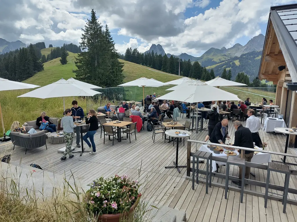L'incontournable excursion dans les montagnes du Saanenland, agrémentée d'un apéritif convivial, fait tout simplement partie intégrante de la semaine de la MFAO.