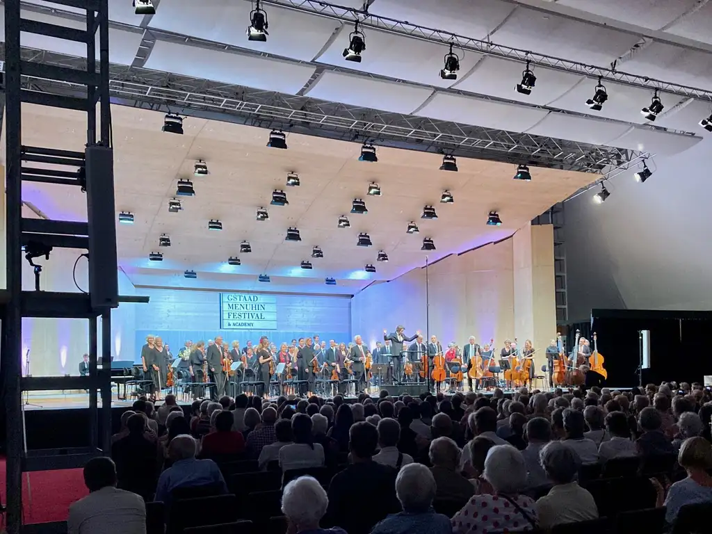 Das Gefühl, gemeinsam etwas erreicht zu haben, erzeugt viel Befriedigung und Verbundenheit: Applaus nach dem Konzert des Menuhin Festival Amateur Orchestra im Festival-Zelt Gstaad 2022.