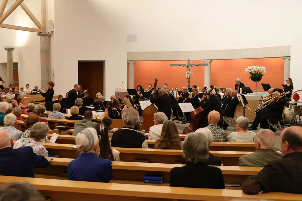 Das Orchester Kaltbrunn Niederurnen beim Sommerkonzert 2026 mit Solist Linard Bär in Uznach.