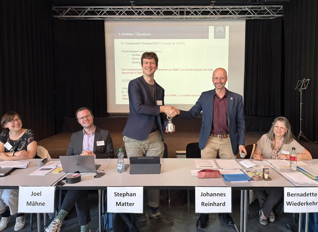 Johannes Reinhard übergab die EOV-Glocke symbolisch an den neugewählten Verbandspräsidenten Stephan Matter.