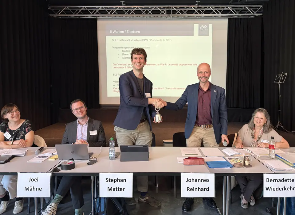 Le président sortant de la SFO, Johannes Reinhard, remet la cloche de la SFO à son successeur Stephan Matter lors de l’assemblée des délégués 2026 à Rapperswil.