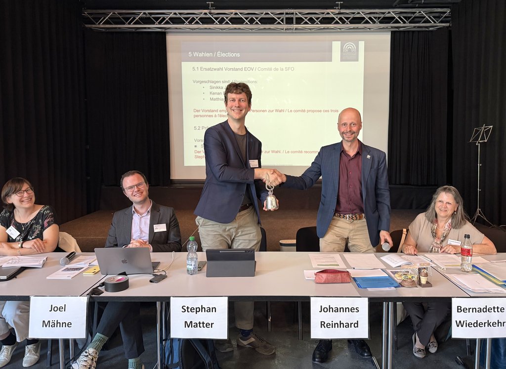Johannes Reinhard übergab die EOV-Glocke symbolisch an den neugewählten Verbandspräsidenten Stephan Matter.