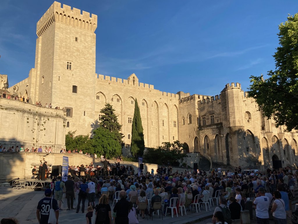 Das Eröffnungskonzert des EOFed-Festivals im Mai 2025 vor dem Palais des papes in Avignon.