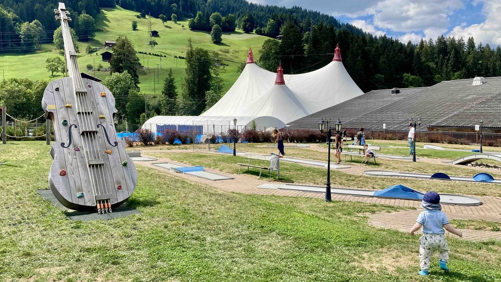 Das grosse Festival-Zelt in Gstaad anlässlich des Abschlusskonzerts des Menuhin Festival Amateur Orchestra im Jahr 2022.