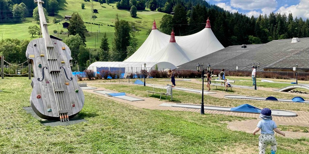 Das grosse Festival-Zelt in Gstaad anlässlich des Abschlusskonzerts des Menuhin Festival Amateur Orchestra im Jahr 2022.