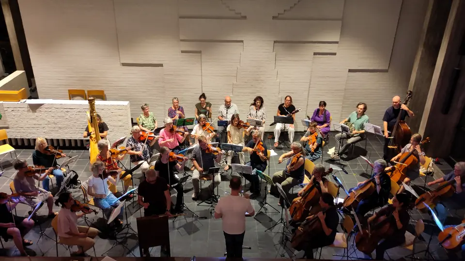 Le Titus Orchester Basel et le joueur de thérémine Wieslaw Pipczynski à Bâle.