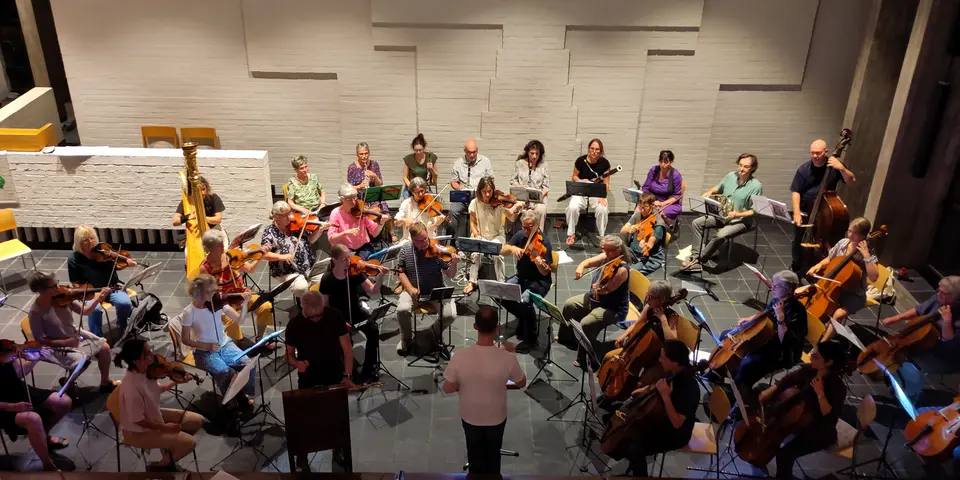 Das Titus Orchester Basel und Theremin-Solist Wieslaw Pipczynski proben für das Projekt «Gschänggläädeli».