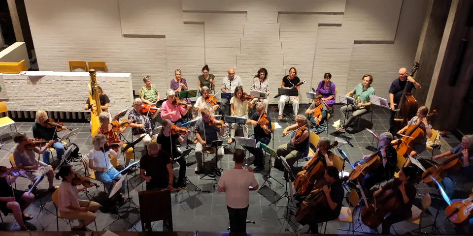 Le Titus Orchester Basel et le joueur de thérémine Wieslaw Pipczynski à Bâle.
