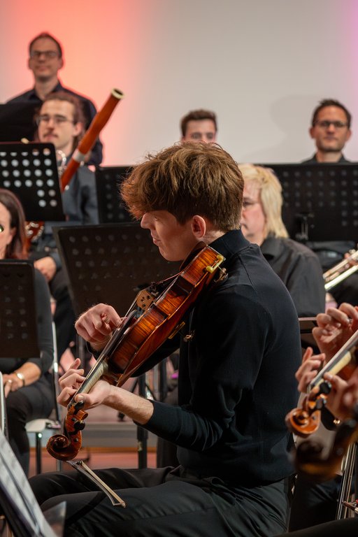 Lukas Züblin bei einem Auftritt als Bratschist mit dem Campus Orchester Luzern im Frühling 2024.
