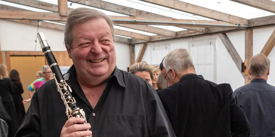 Kurt Hess während der Amateurorchesterwoche des Menuhin Festivals Gstaad im Backstage-Bereich des grossen Festival-Zelts. Undatierte Aufnahme.