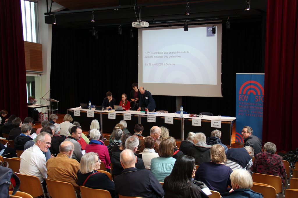Kurz vor dem Start der DV 2025 besammeln sich die Delegierten in der Aula der Kantonsschule Solothurn.