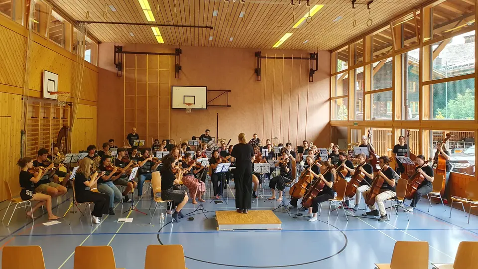 Das Orchestra Giovane probte während seines Sommerlagers 2026 in der Turnhalle in Lauenen BE.