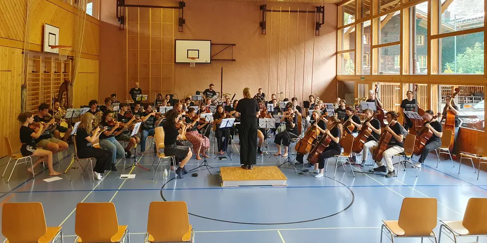 Das Orchestra Giovane probte während seines Sommerlagers 2026 in der Turnhalle in Lauenen BE.