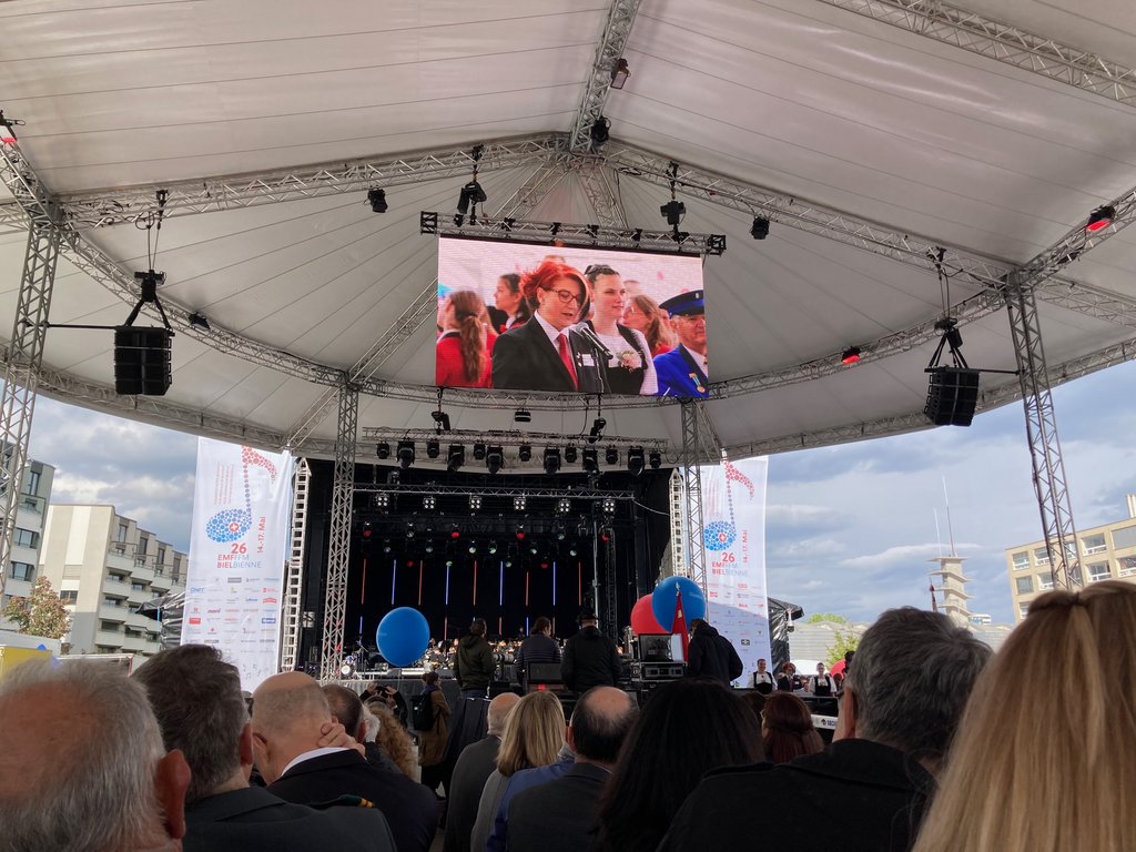 Die Eröffnungsfeier des EMF26 auf der Esplanade in Biel fand in einem beeindruckenden Zelt statt.