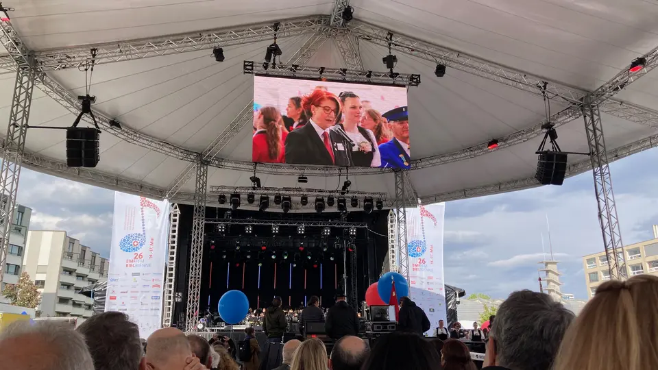 Die Eröffnungsfeier des EMF26 auf der Esplanade in Biel fand in einem beeindruckenden Zelt statt.
