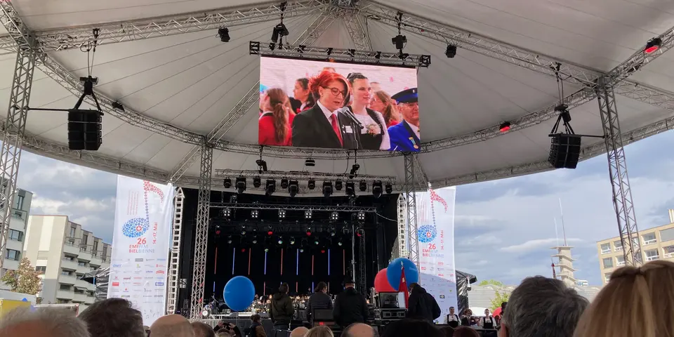 Die Eröffnungsfeier des EMF26 auf der Esplanade in Biel fand in einem beeindruckenden Zelt statt.